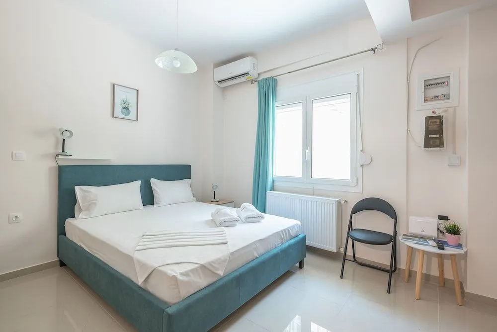 SHARING ROOM IN NEAR THISSIO METRO STATION BY ACROPOLIs