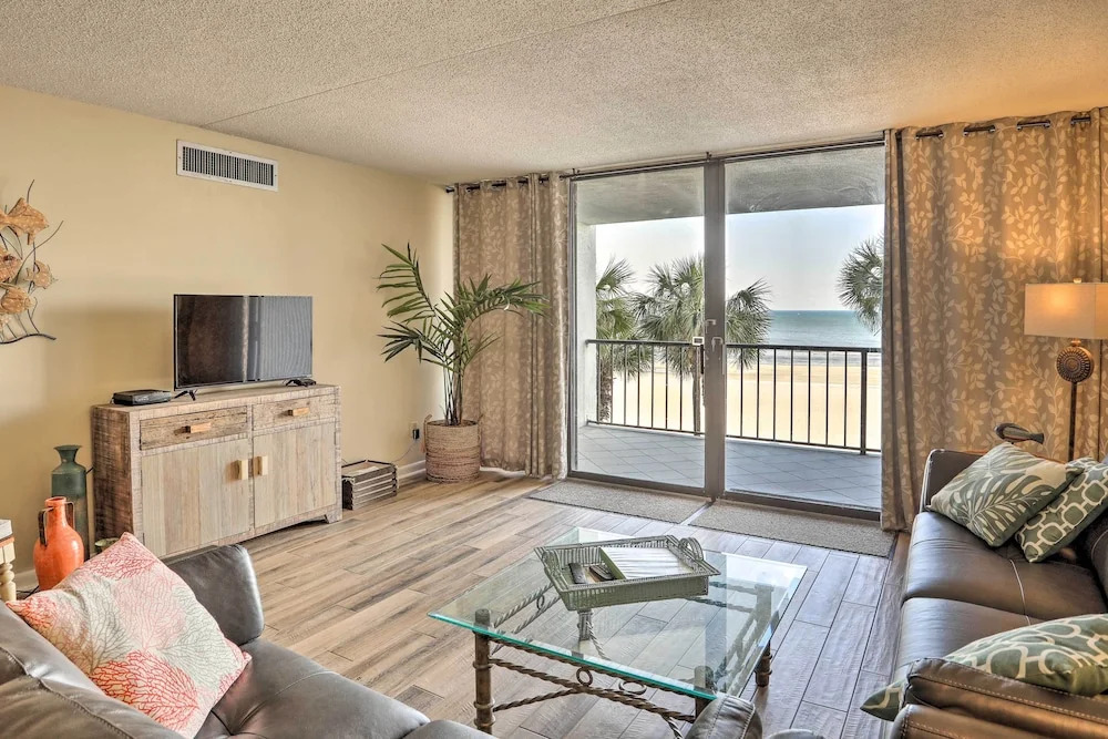 Chic Myrtle Beach Seaside Escape w/ Pool Access!