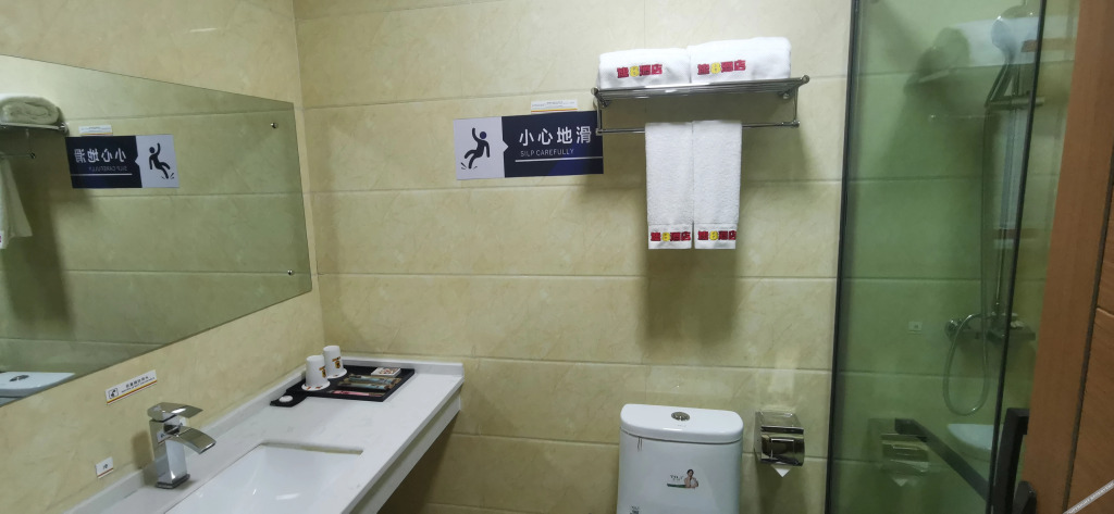 Super 8 Hotel (Aksu Jinlan Square)