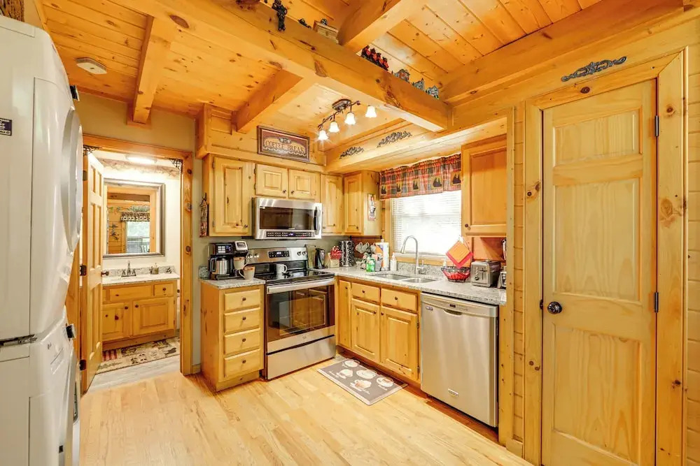 Return to Eden Cabin w/ Hot Tub: 4 Mi to Dollywood