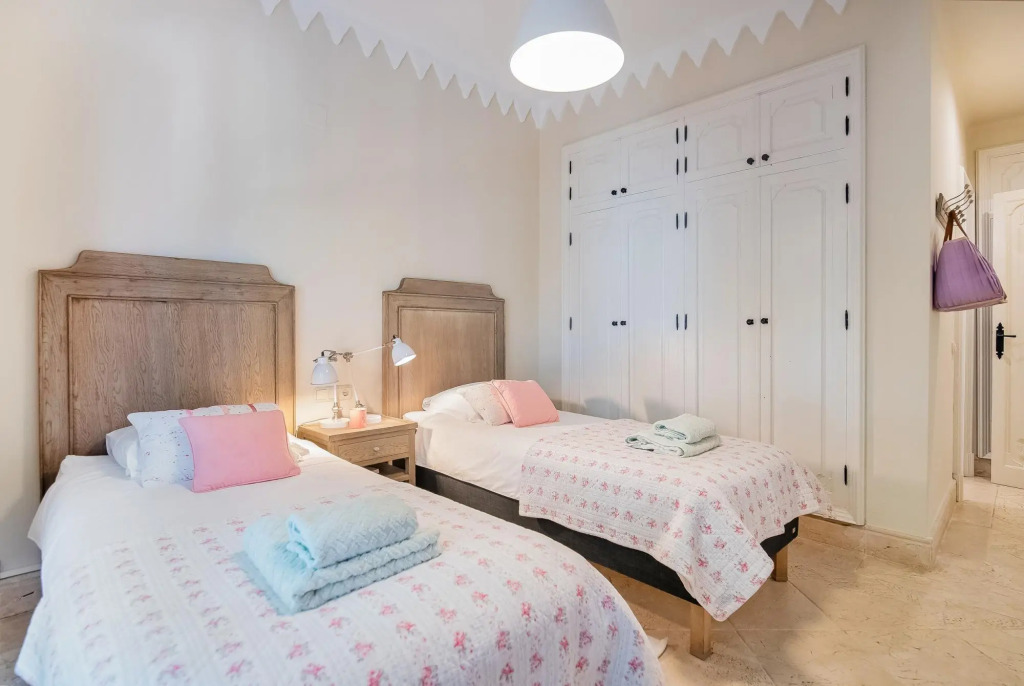 18024 - Superb Villa Near Beach With Heated Pool