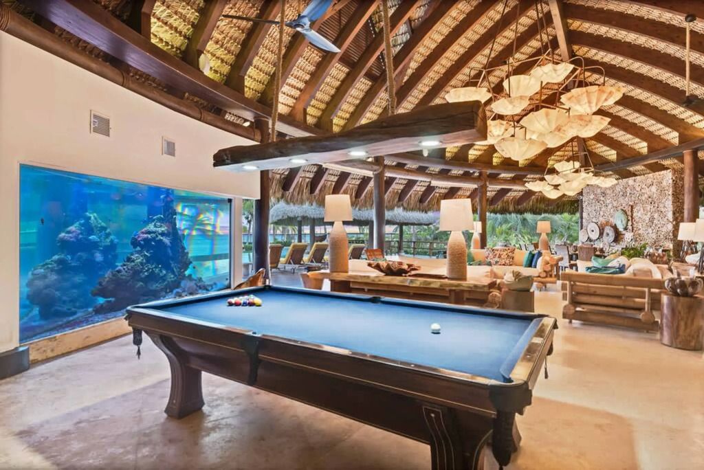 Dazzling Beachfront Villa With Swim-up Bar