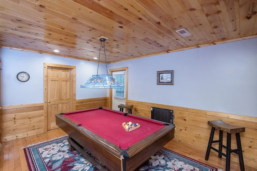ER223 - Young's Hideaway Great Location - Close To Town! 4 Bedroom Cabin by RedAwning