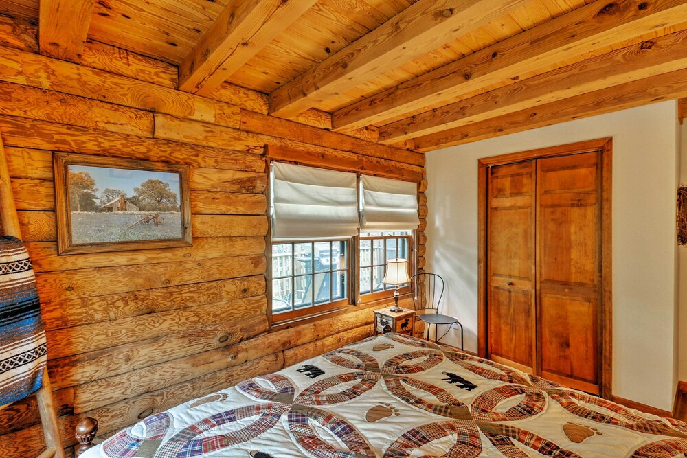 Family-friendly Massanutten Log Home w/ Views!