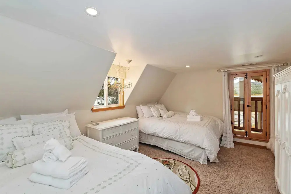2 Lakefront Homes by Avantstay Sleeps 23, Private Dock+beach, Hot Tub, Fire Pit, Deck Views