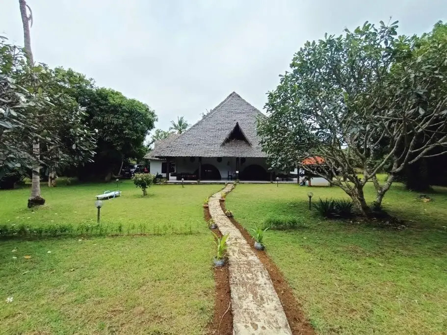 Kivulini House Diani 5 bedroom with pool