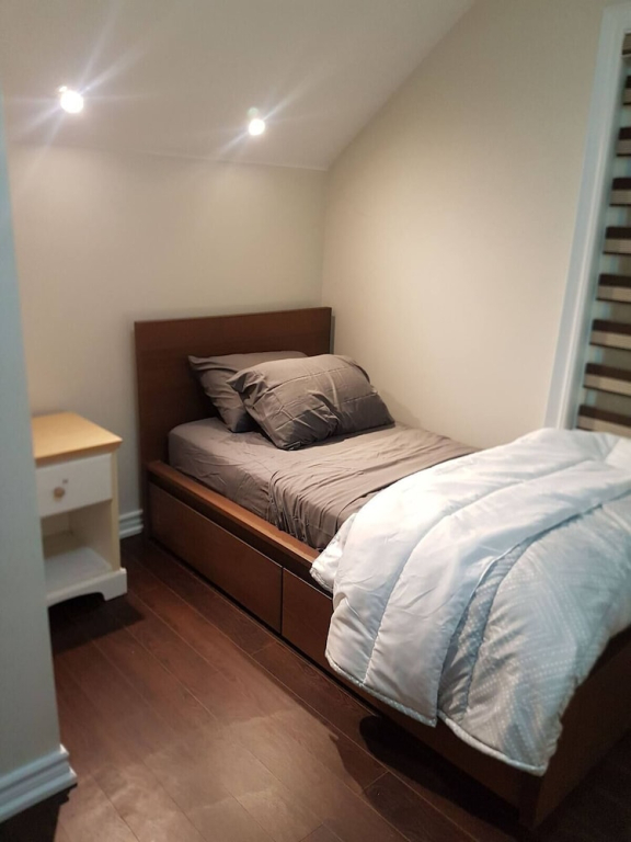 Room in Guest Room - Serene Retreat in Brampton - Private Room With City Views