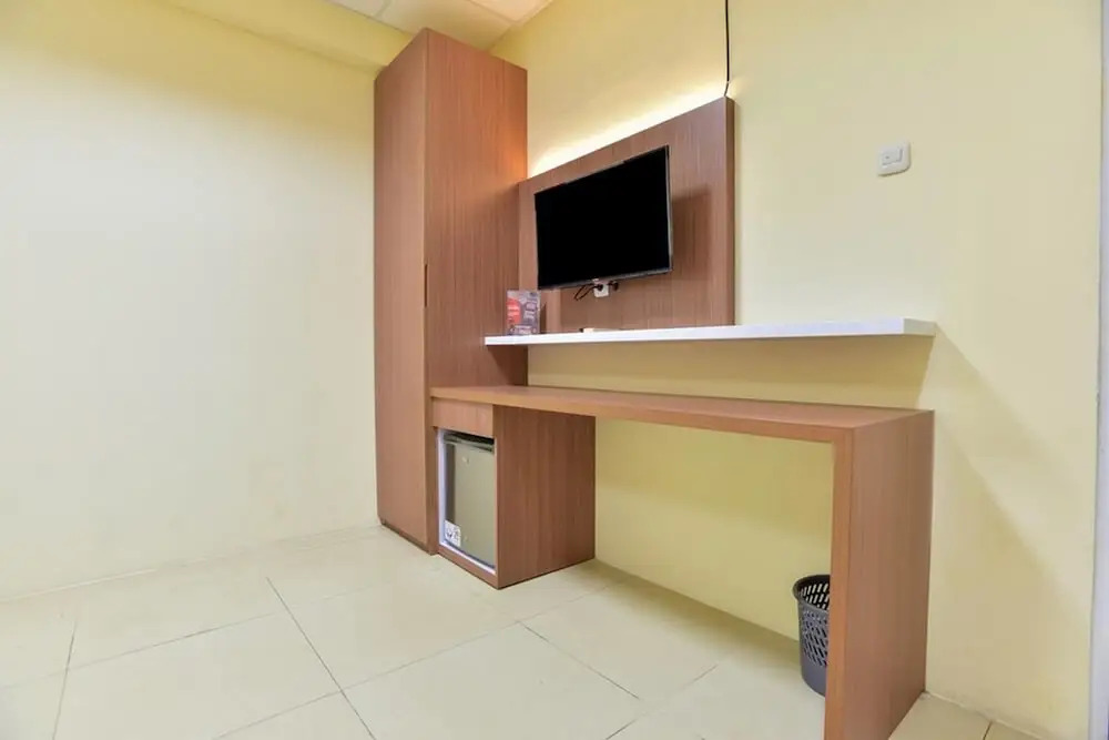 RedDoorz Plus near TIS Square