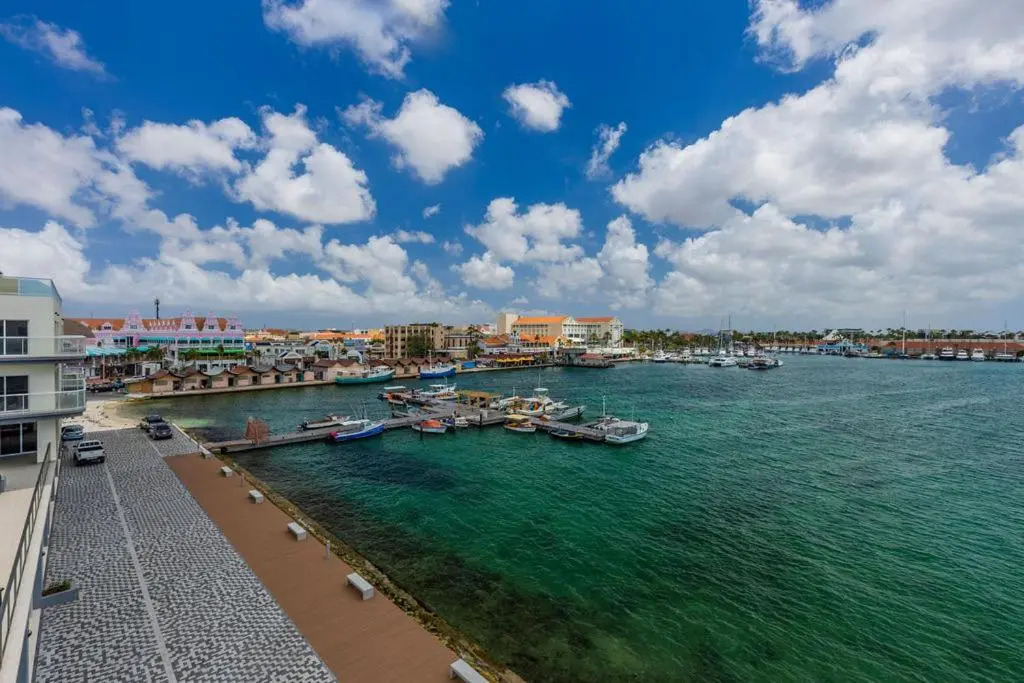 Magnificent 2 Bedroom corner condo with THE VIEW
