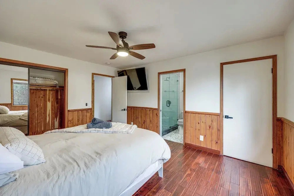Renovated Moonridge Cabin w/ Hot Tub & Lake Views