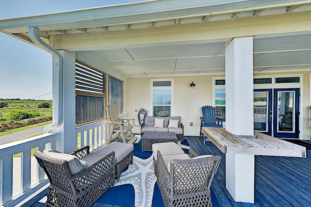 Gulf-view - Walk To Beach! 3 Bedroom Home