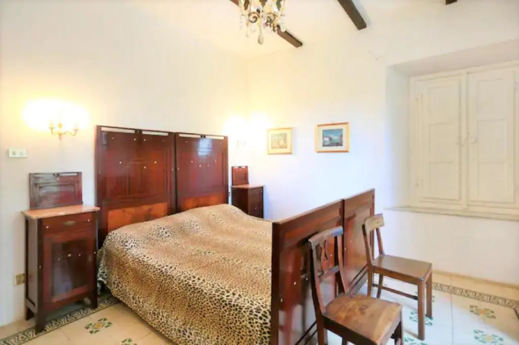 Tuscan villa with views and pool. Hosts up to 15