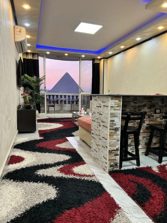 Hk pyramids inn