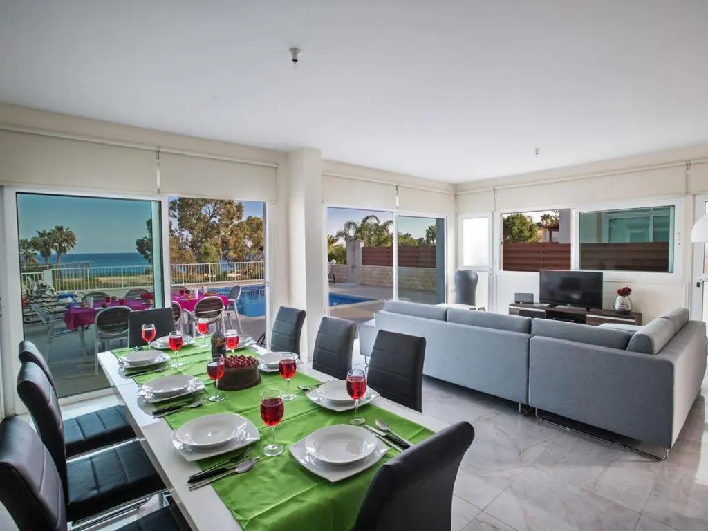 Villa Mesogi Seafront, Stunning 4Bdr Fontline Protaras