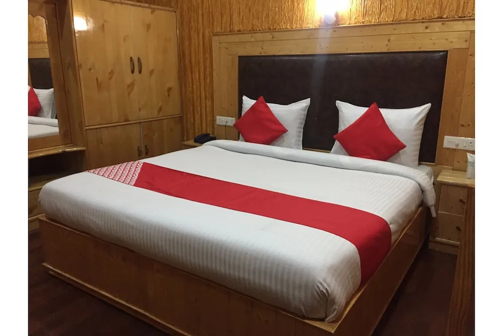 OYO 27855 Hotel Holiday Villa