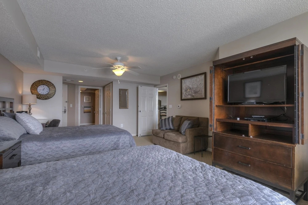 Yacht Club S #1-1001 3 Bedroom Condo by RedAwning