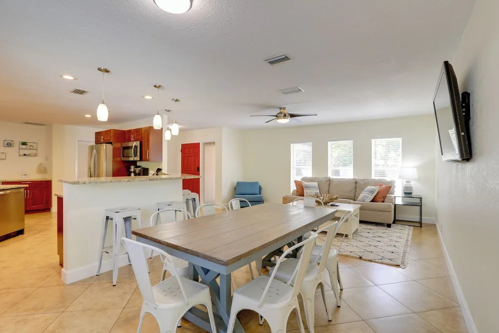 Spacious Largo Retreat: Private Pool & Yard!