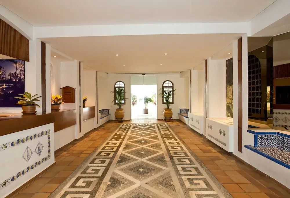 Beachfron Puerto Banus, 2 bed apt Playas Del Duque, Free Wifiparking 3 Pools
