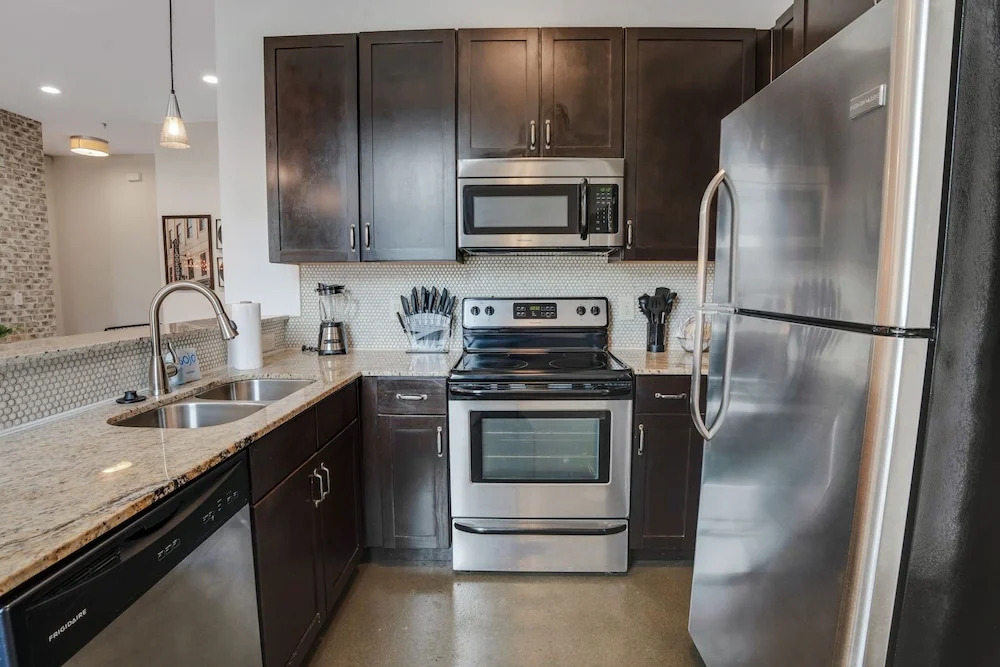 Modern Loft Near West End!