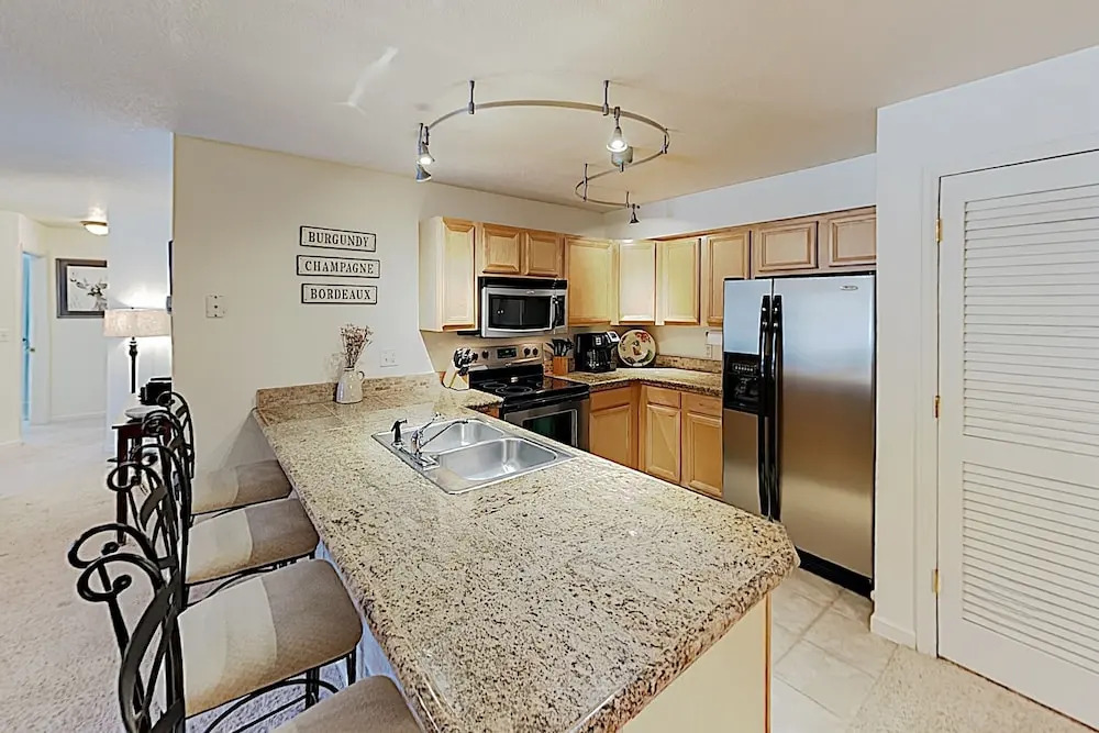 New Listing! Sparkling W/ Hot Tub & Garage 2 Bedroom Condo