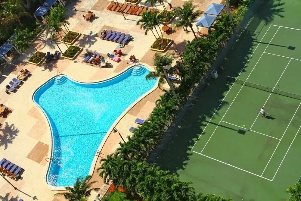 1 Bedroom + Den Bay View Apartment Or1610