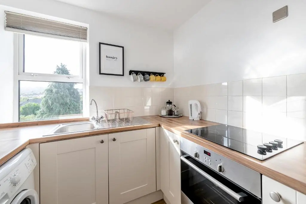 Modern & Spacious 2 Bedroom Maisonette