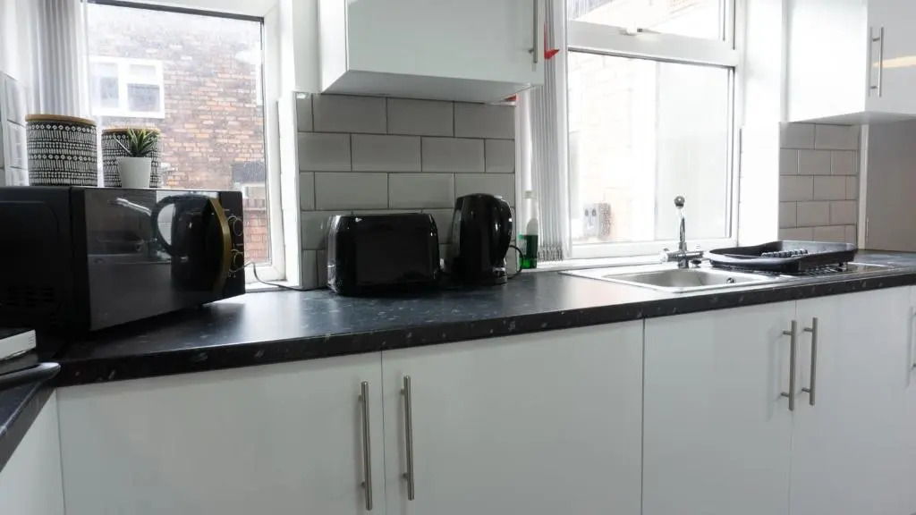 Air Host and Stay - Heyes House- Sleeps 7, free parking, mins from LFC