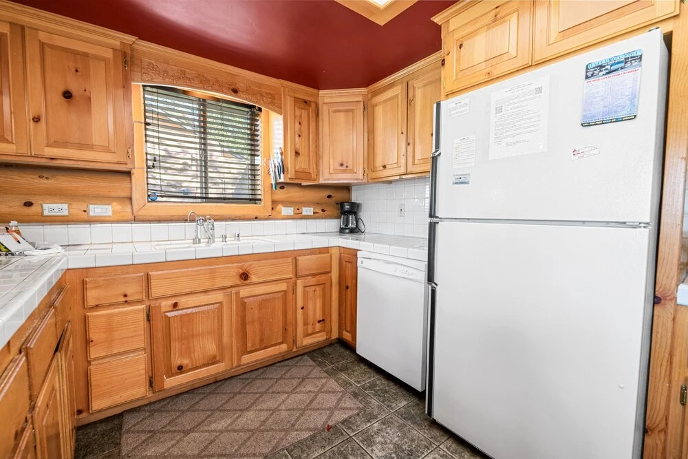 3 Cubs Lakefront - Stunning Lakeside Home With Hot Tub, Foosball, And Lake View! 3 Bedroom Home