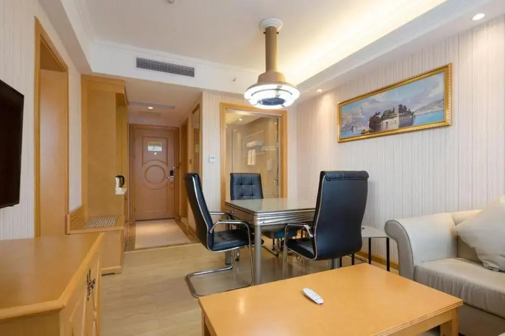 Vienna Hotel (Shenzhen Henggang Metro Station)