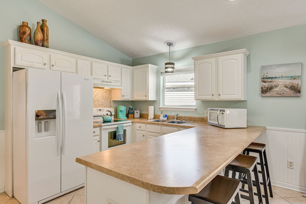 1 Mi From Beach, Private Yard + Community Pools