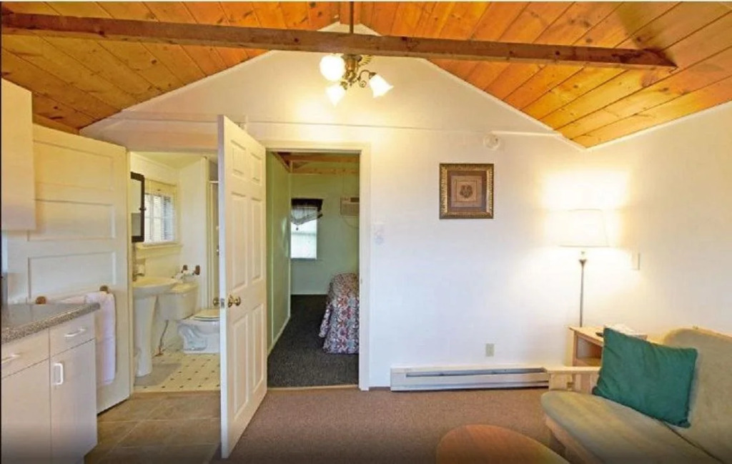 Half Moon Motel & Cottages
