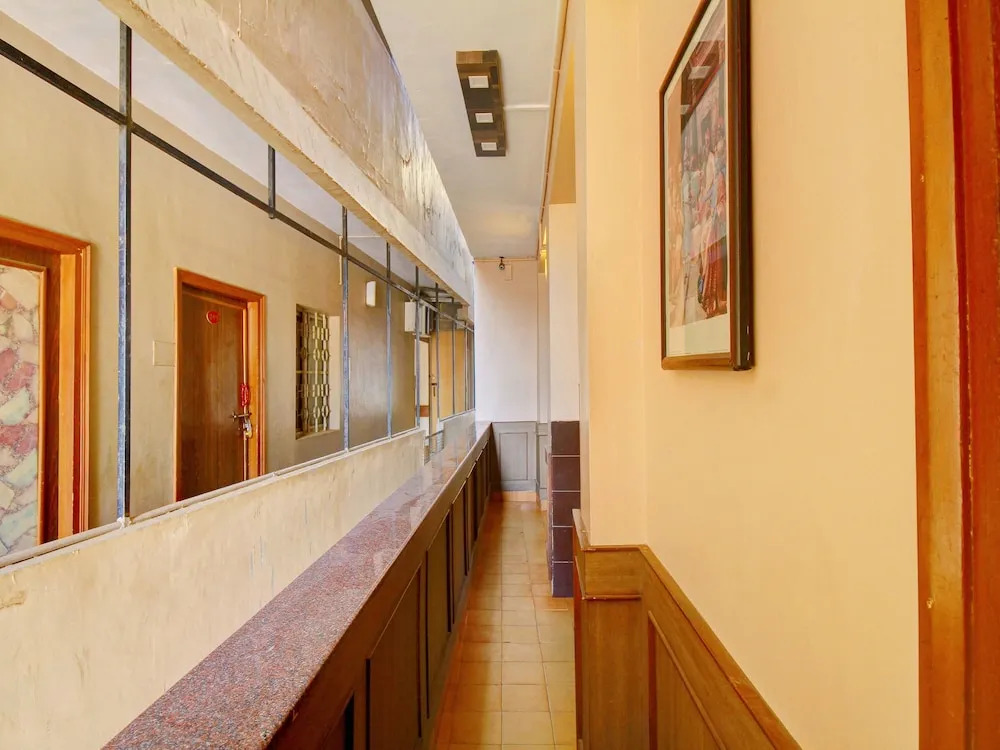 OYO 10068 Hotel Rathna