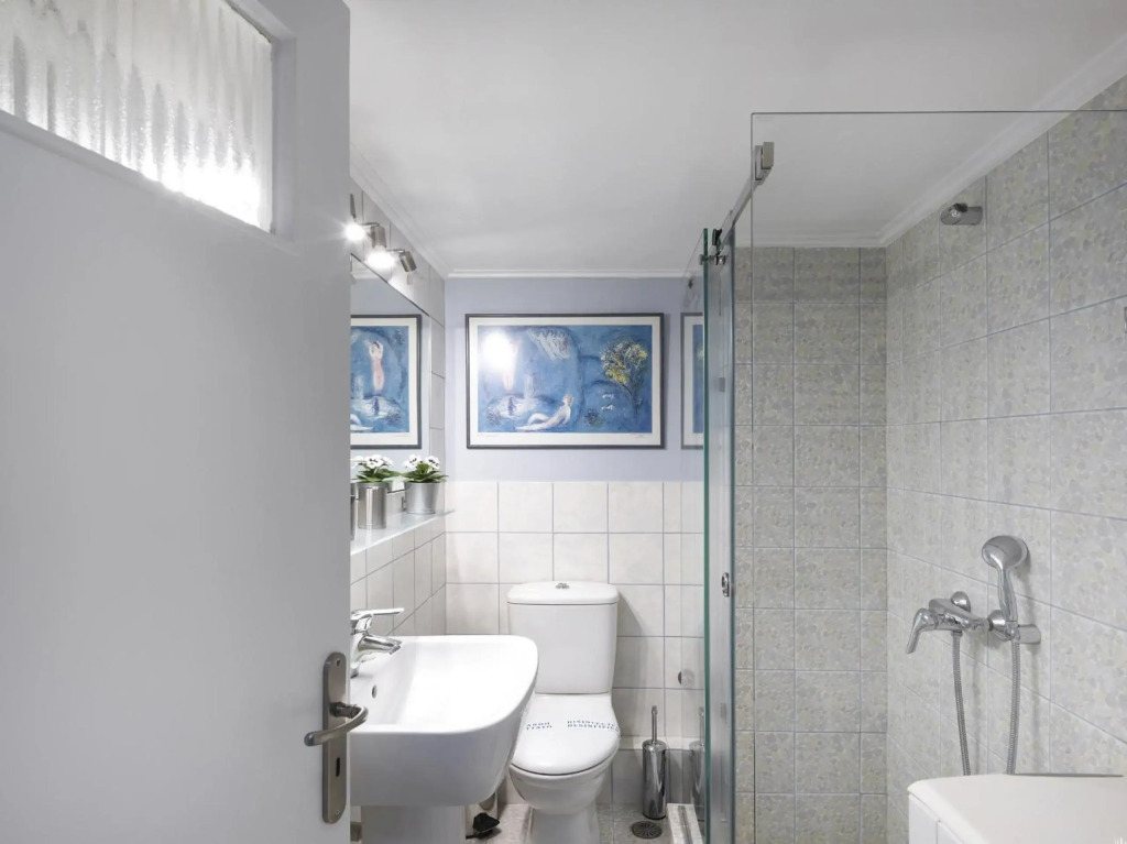 Modern Studio opposite the Areios Pagos court.