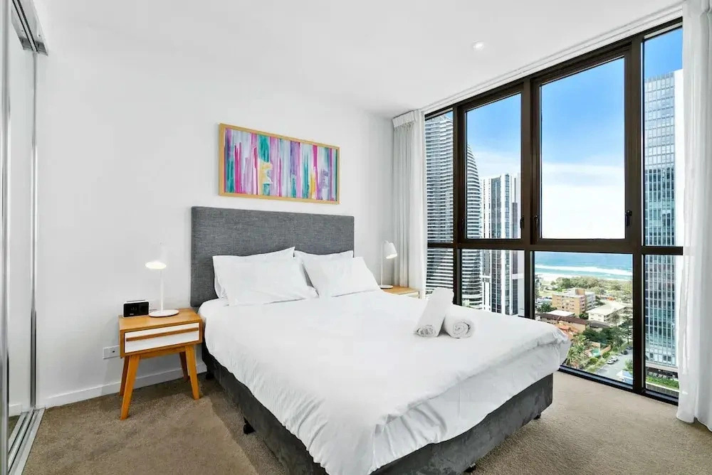 Elegant 2-bed With Stunning Views, Pool, Bbq, Gym