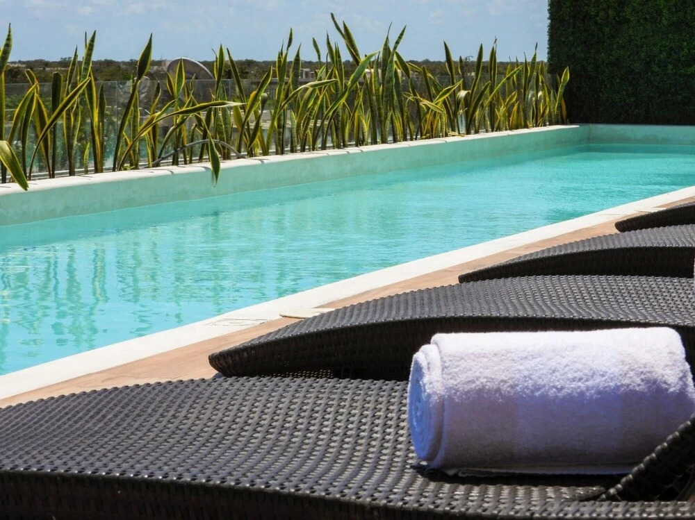 Fantastic Condo Perfect for Relaxation Yoga Massage Room in Building Rooftop Pool Sunbeds