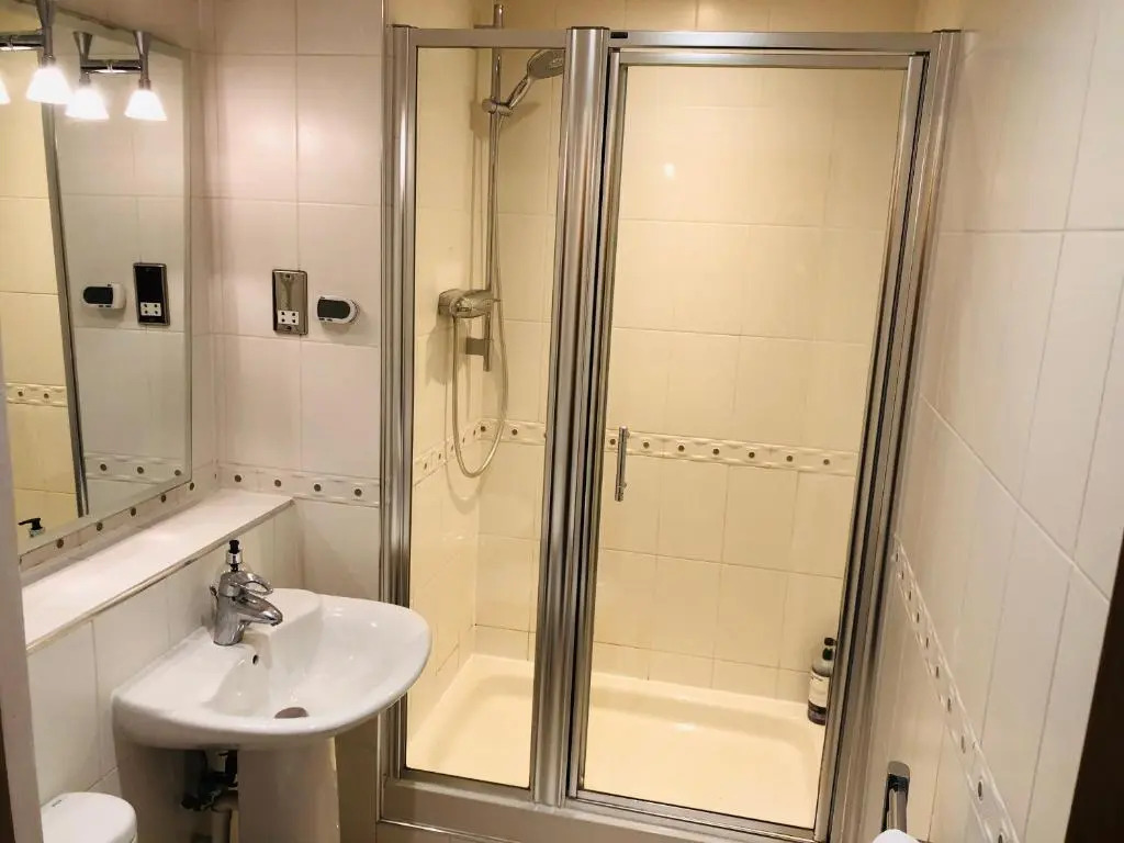 A Modern 2 Bed Luxury Apartment by River Thames
