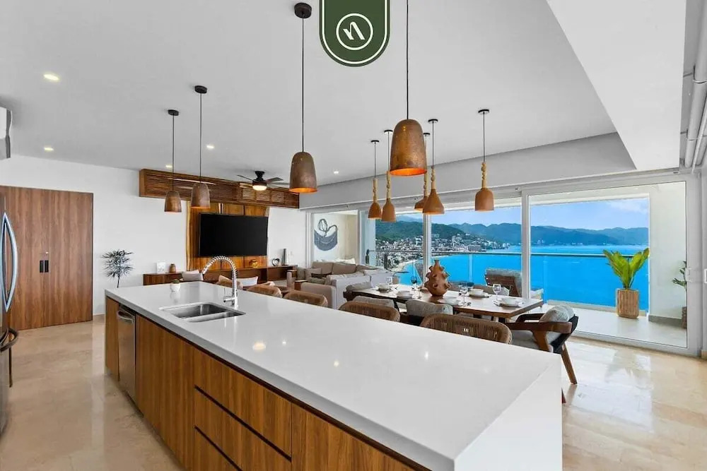 Luxury 4 BR Condo Amazing Views - Beach - Pools
