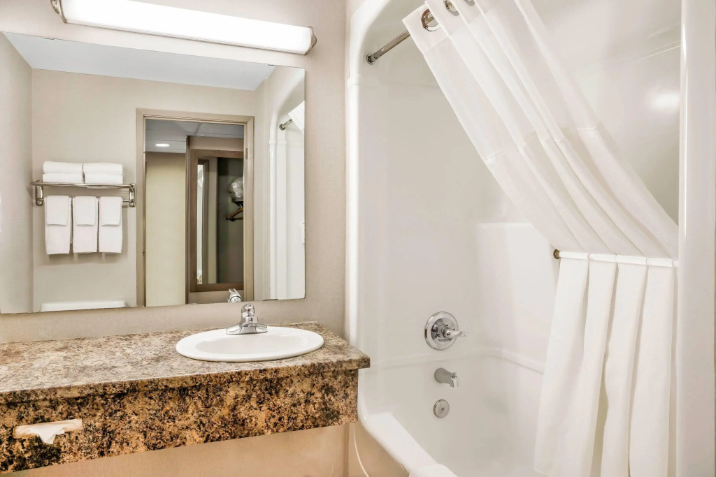 Days Inn & Suites by Wyndham West Edmonton