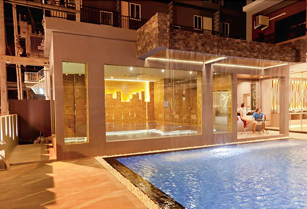 101 Holiday Suites