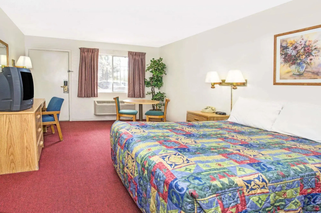 Knights Inn Aurora