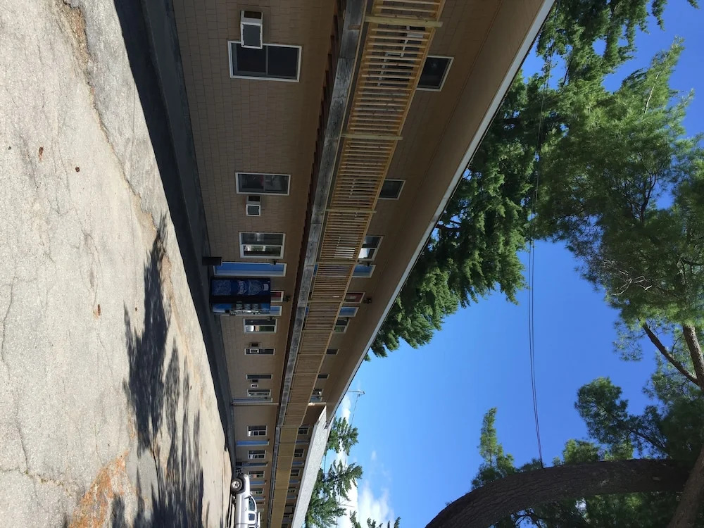 Milford Motel On the River