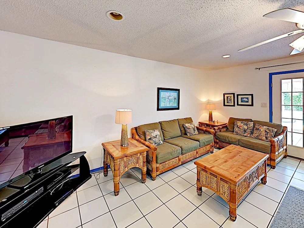 New Listing! Island W/ Pool, Walk To Beach 3 Bedroom Condo