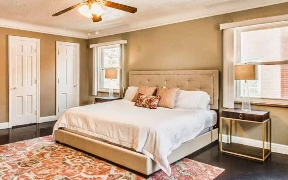 Spacious 5br Sleeps 10 University District 5 Bedroom Home