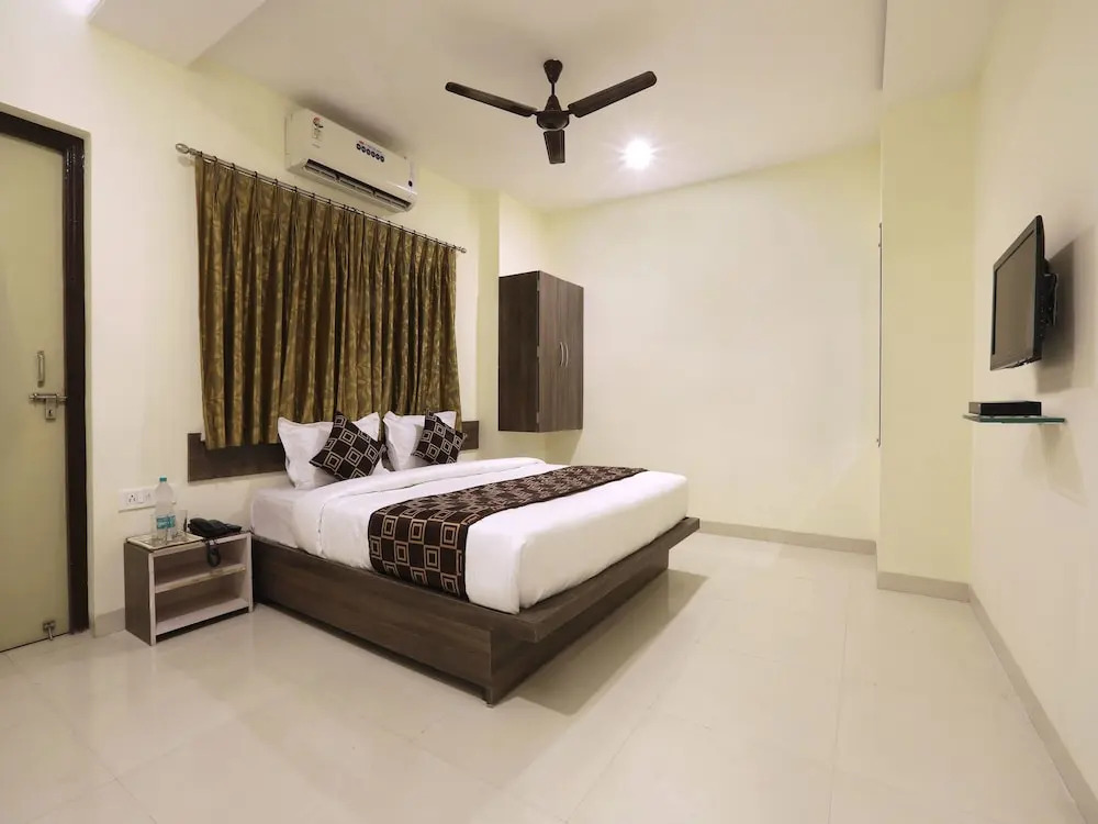 OYO 10507 Hotel Platinum