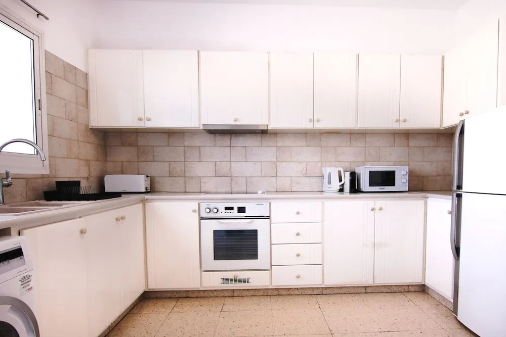 Phaedrus Living: Modern City View Flat Nafi