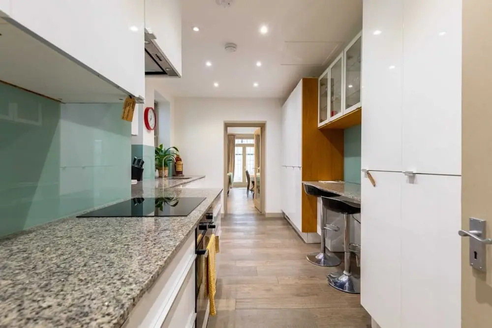 Elegant 2BD Flat 5 Mins to Kensington Gardens!