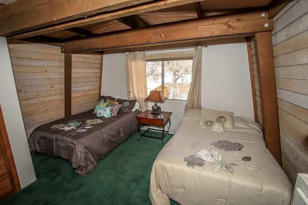 Leader on Cedar 1115 by RedAwning