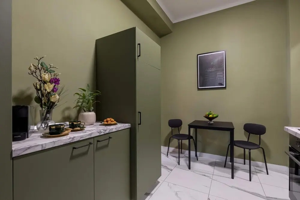 Delightful University Square 1BR, Balcony Church Views