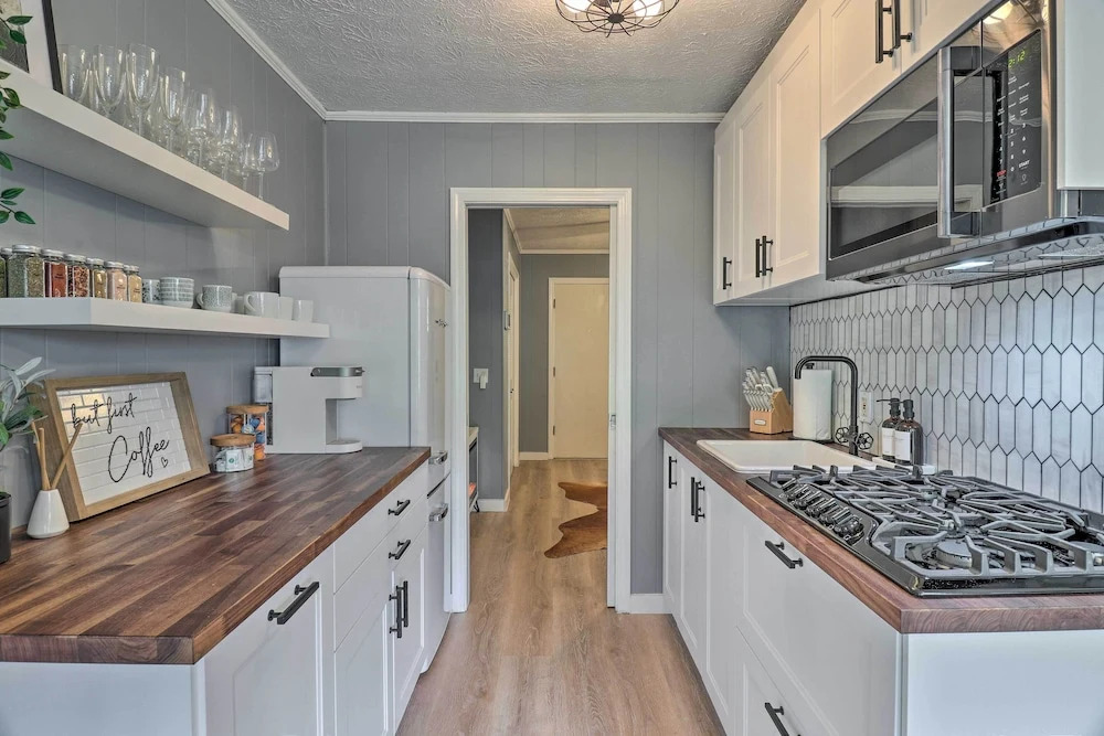 Chic Flat Rock Condo w/ Balcony + Lake View!