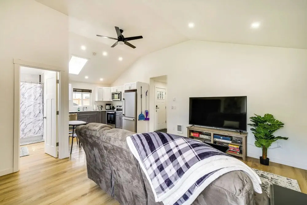 Modern Pacific Vacation Rental: 5 Mi to Lake Tapps